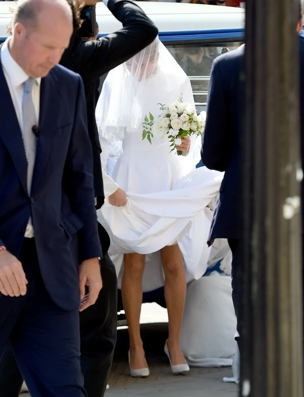 Ellie Goulding so závojom na hlave vchádza do kostola