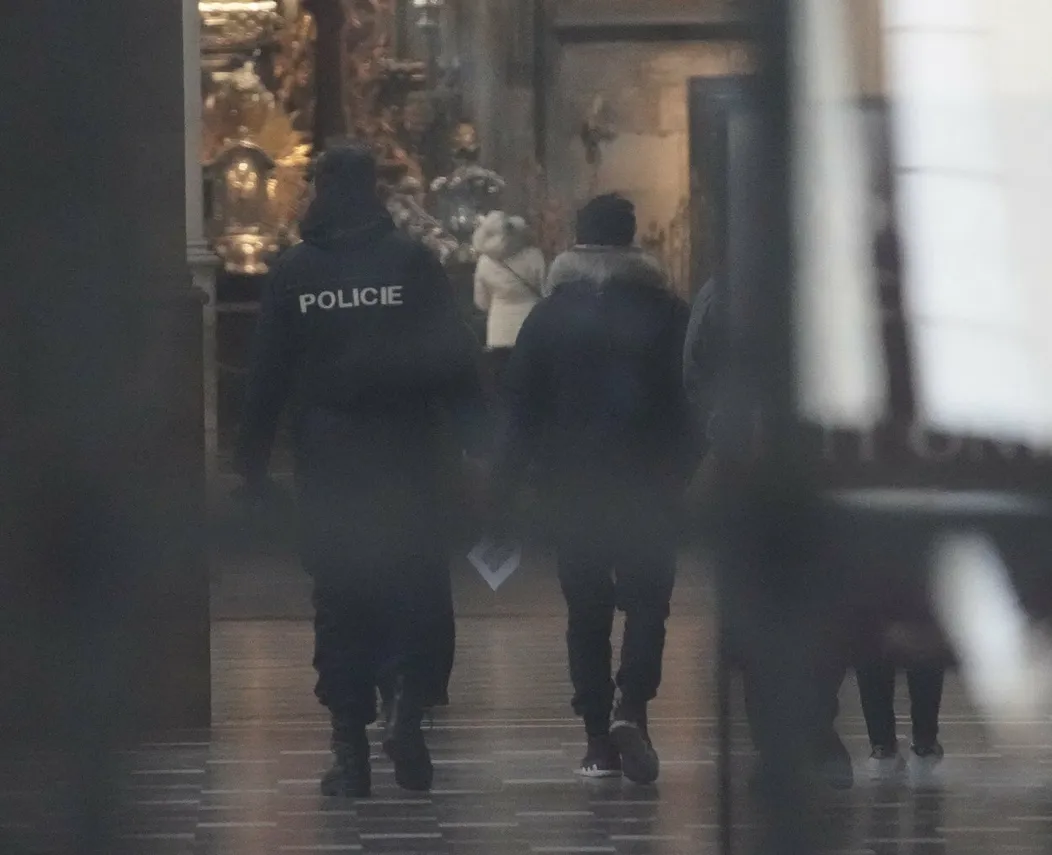 V Katredále svätého Víta hviezdy sprevádzali policajti. 