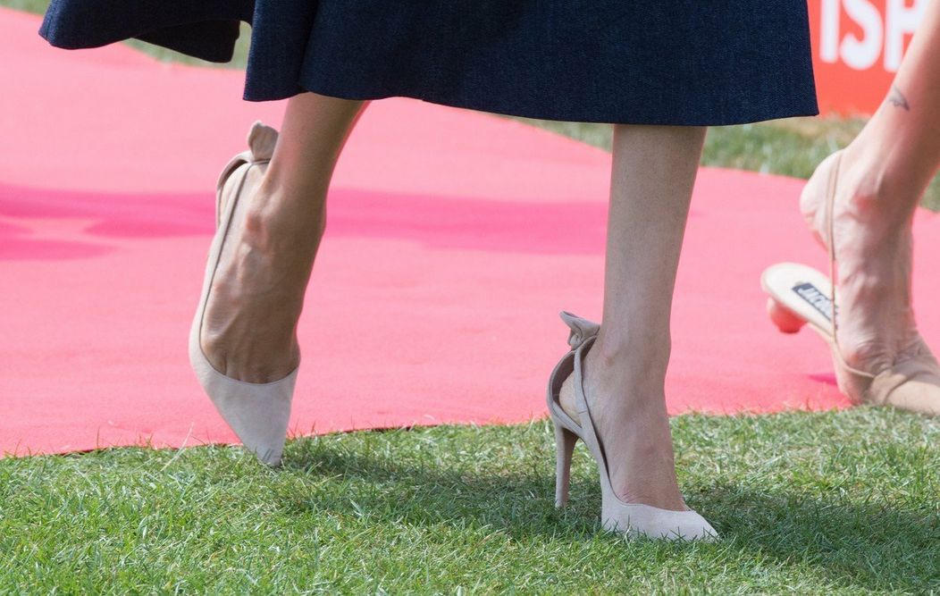 Meghan Markle a jej väčšie topánky. 