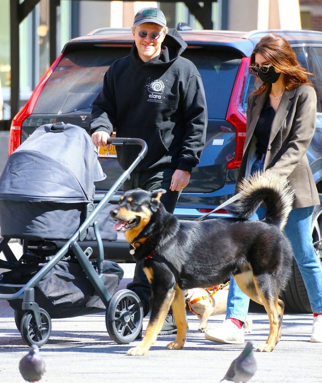 Emily kočíkovala synčeka.