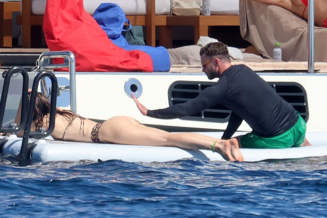 Pozornosť Justina Timberlakea na dovolenke pritiahlo pozadie manželky Jessicy Biel.