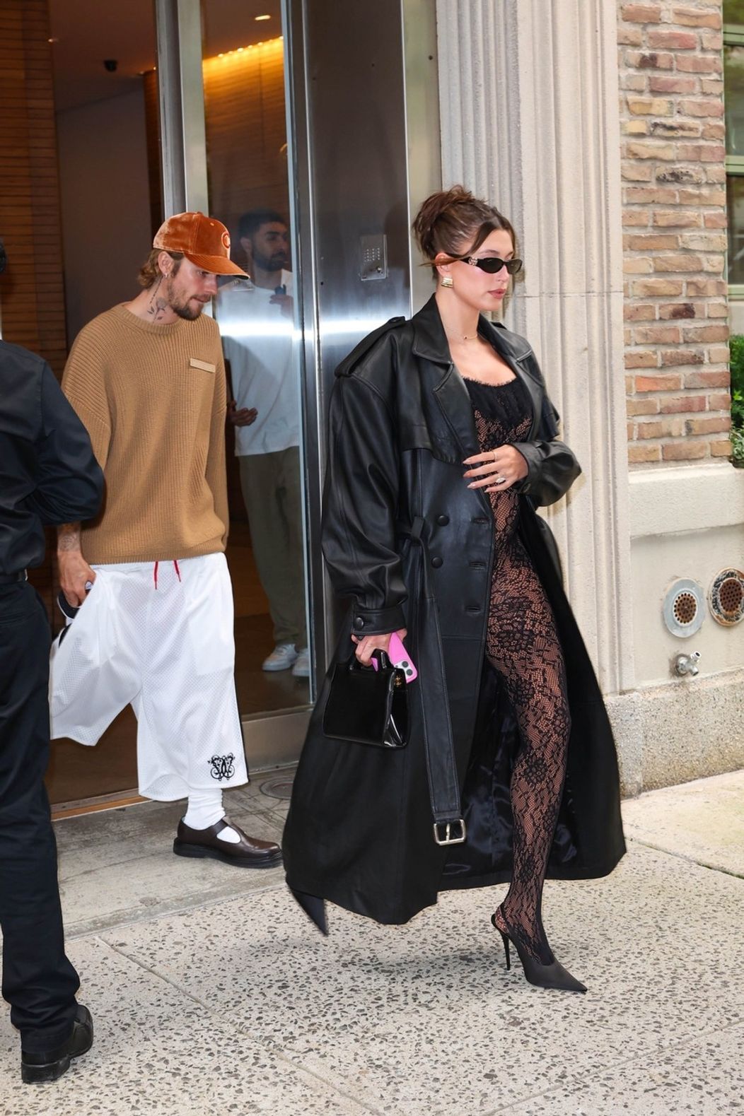 Tehotná Hailey Bieber v odvážnom overale