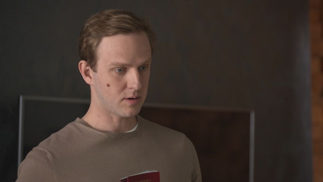 Dievčatá priniesli Norovy cestovné pasy.