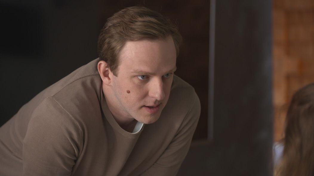 Dievčatá priniesli Norovy cestovné pasy.