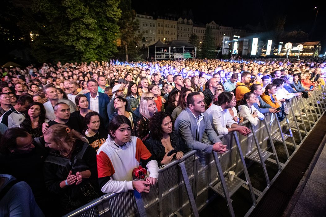 Koncert Russella Croewa s jeho kapelou Indoor Garden Party