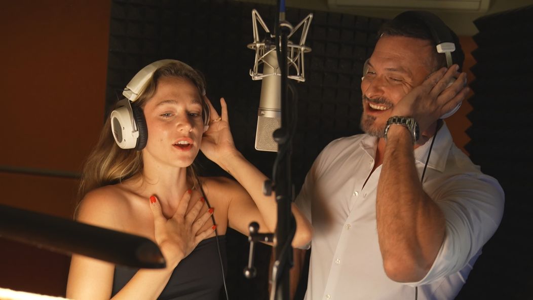Emma Drobná a Ján Koleník počas nahrávania skladby k Druhej šanci.