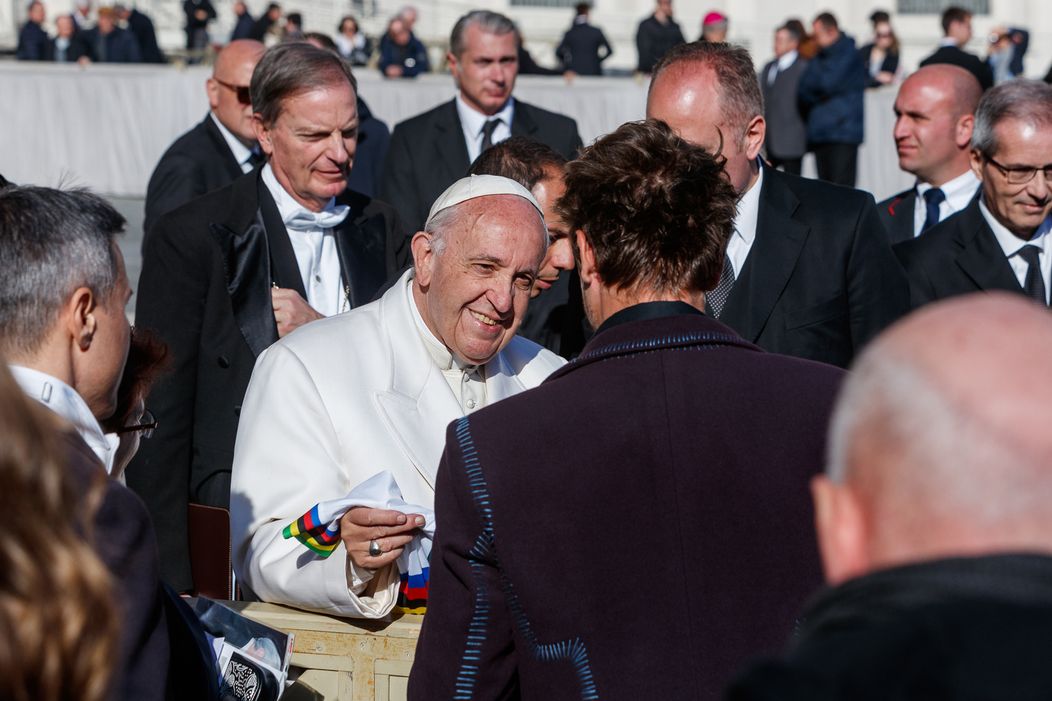 Peter Sagan sa stretol s pápežom Františkom. 
