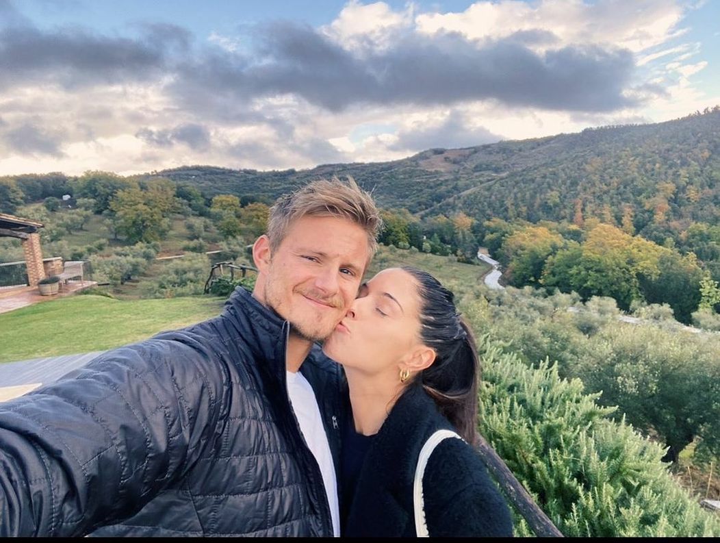 Herec Alexander Ludwig s manželkou Lauren.