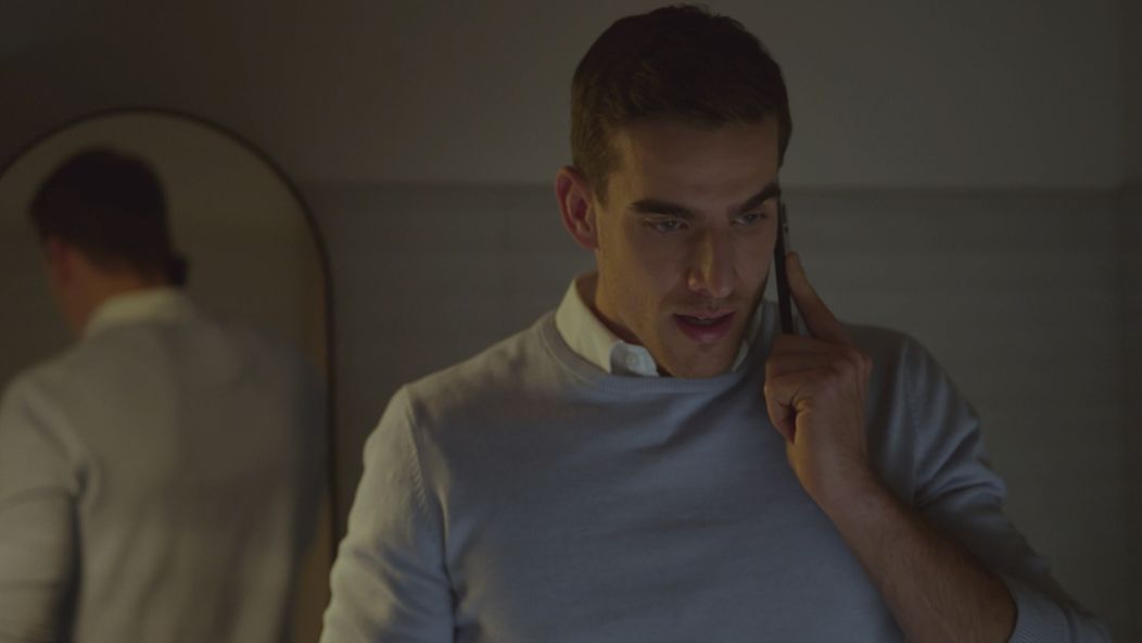 Martin (Adam Baryd) telefonuje s Luciou
