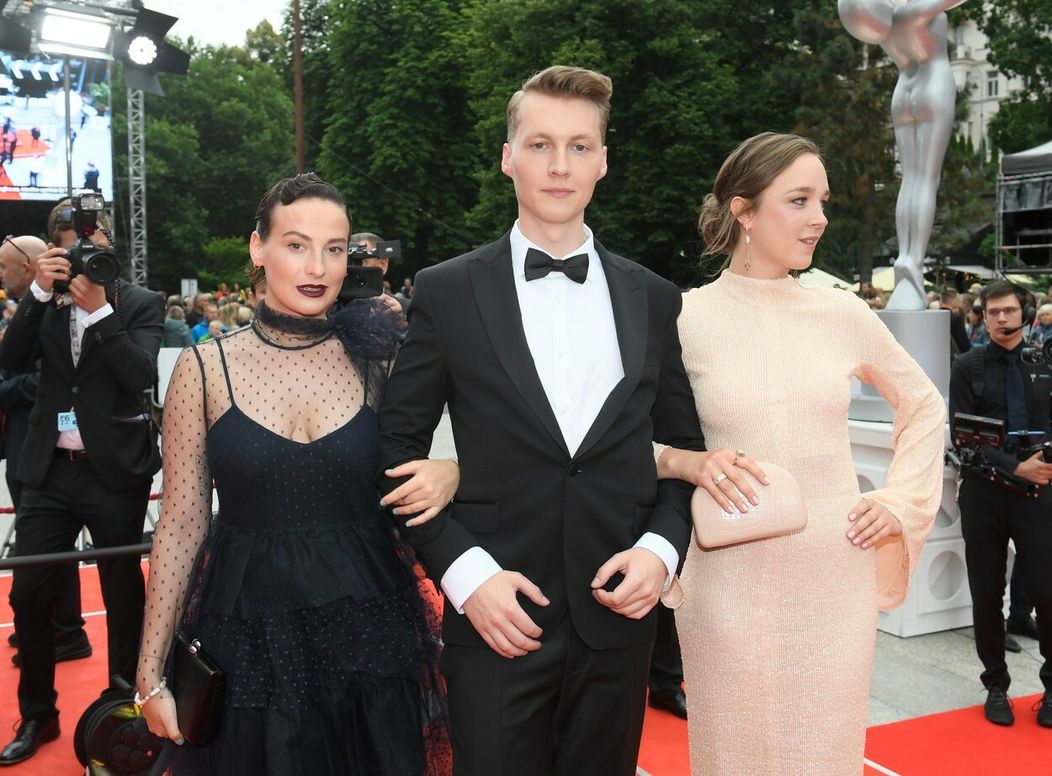 Zľava: Anna Fialová, Vojtěch Vodochodský a Denisa Barešová na otváracom ceremoniáli 56. ročníka KVIFF.