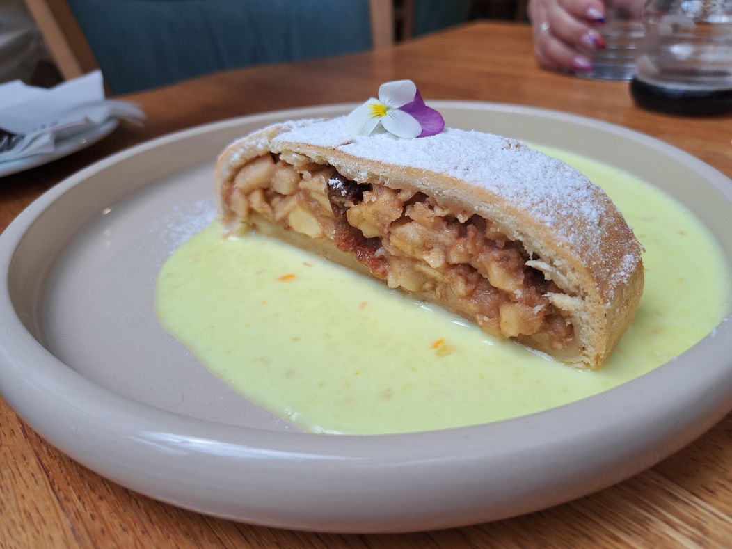 S Radkom Urbanyakom na obede v poľovníckej reštaurácii Silvanus