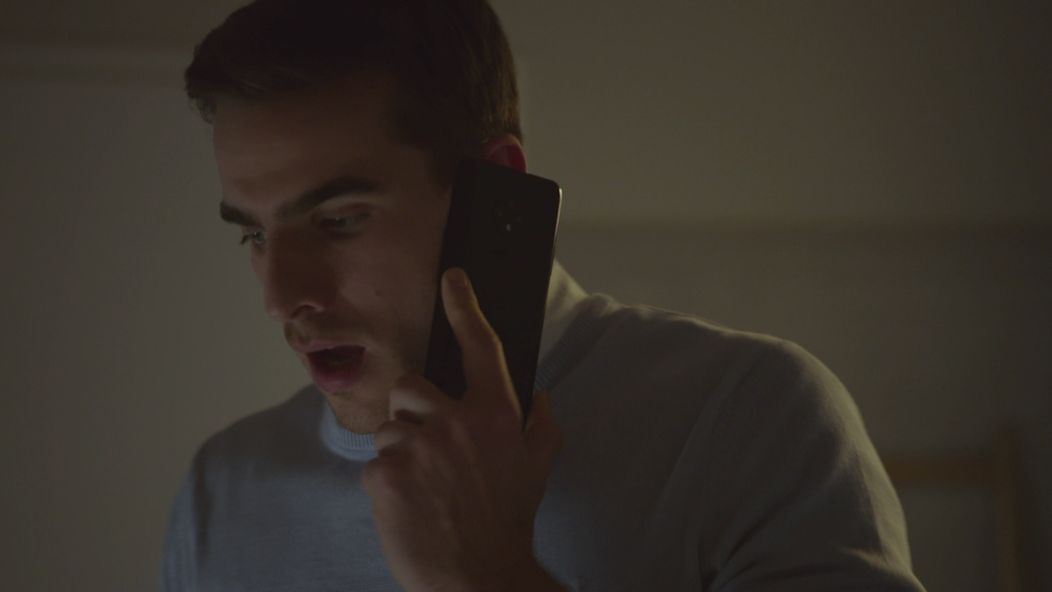 Martin (Adam Baryd) telefonuje s Luciou