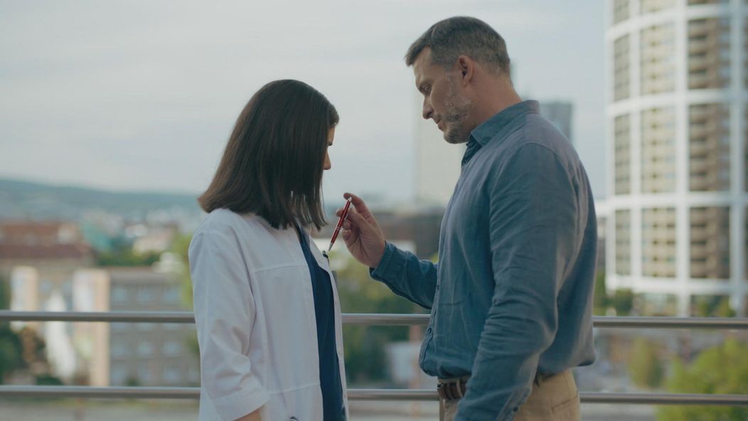 Andrej (Ján Koleník) po nádhernom vyznaní pobozkal Júliu (Sarah Arató).