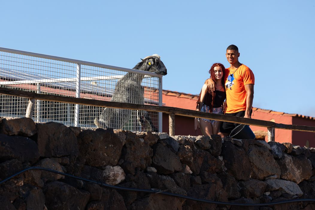 Rachel a Claude si z vily vyšli na rande.