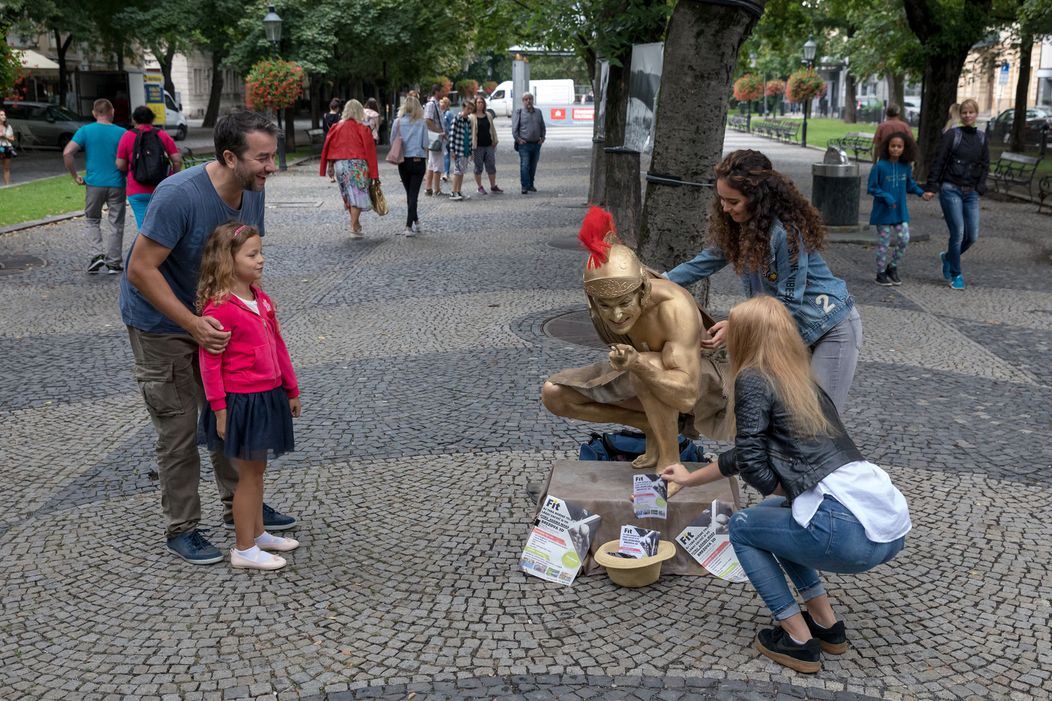 Nakrúcanie scény s Adamom alias živou sochou.