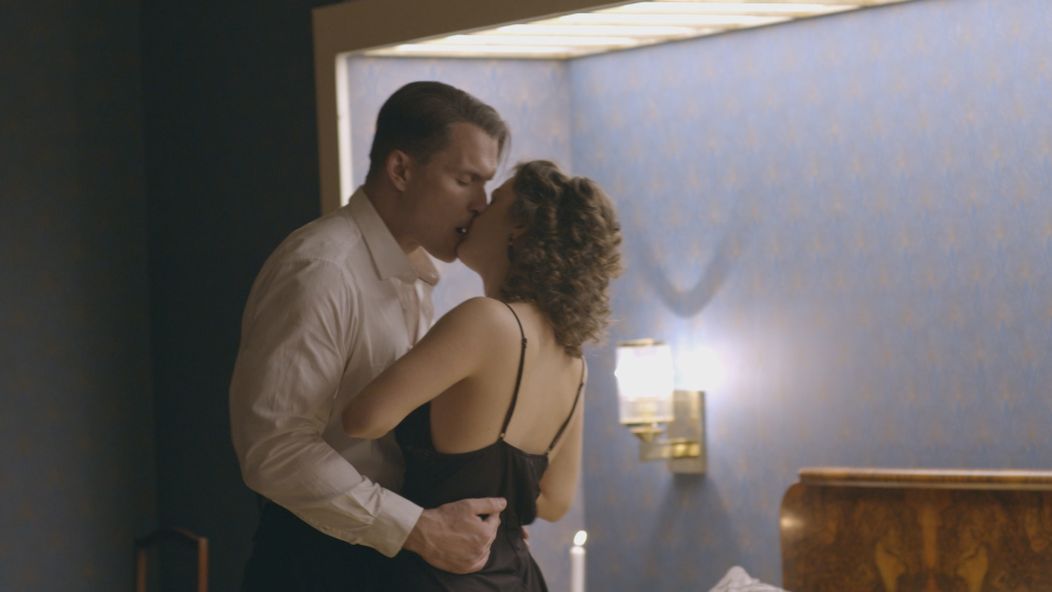 Eva podľahne Walterovi, aby pomohla Dávidovi a jeho kamarátom