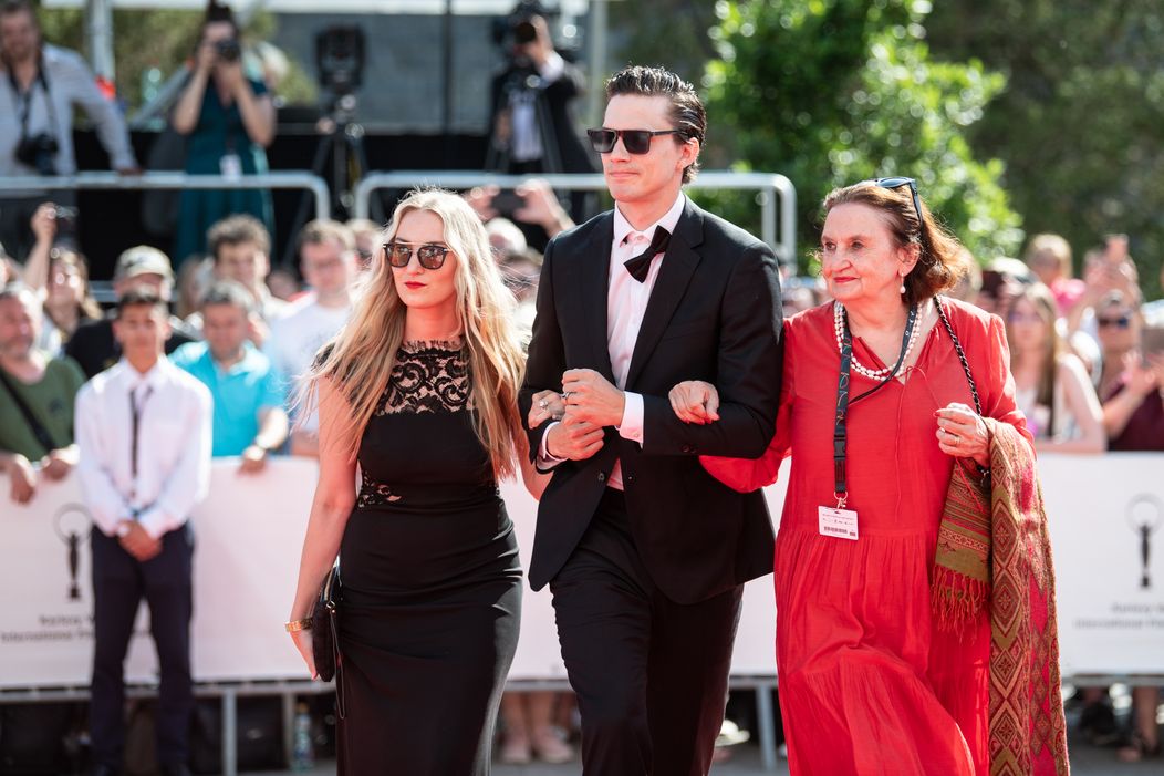 Fotografka Karolína Zdeňková, futbalista Matěj Paprčiak a herečka Eva Holubová
