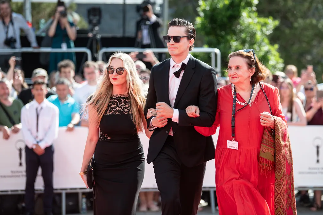Fotografka Karolína Zdeňková, futbalista Matěj Paprčiak a herečka Eva Holubová