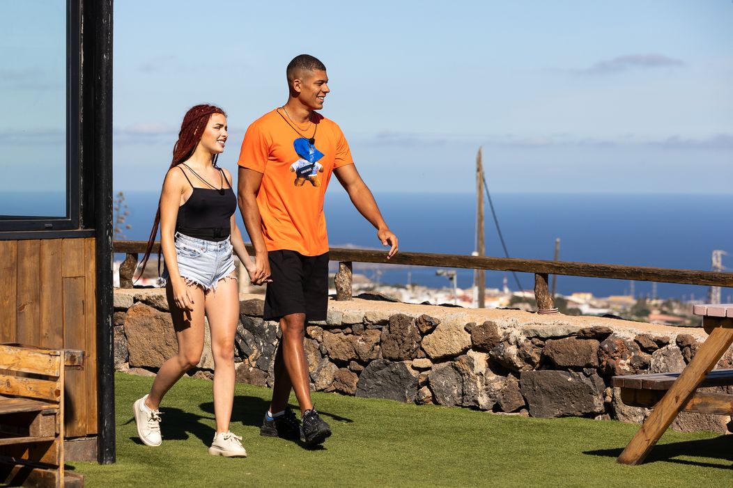 Rachel a Claude si z vily vyšli na rande.