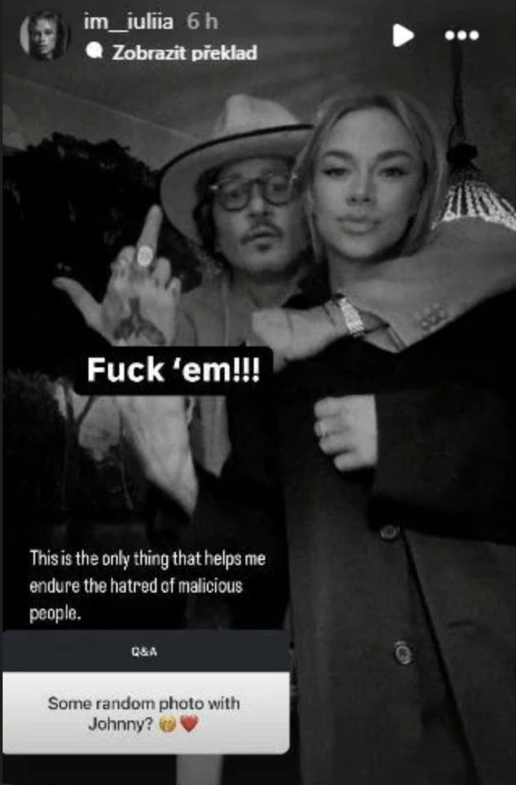 Julia v príbehu zverejnila súkromnú fotografiu s Deppom.