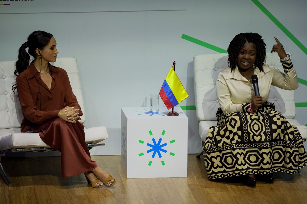 Princ Harry a Meghan prišli do Kolumbie na turné