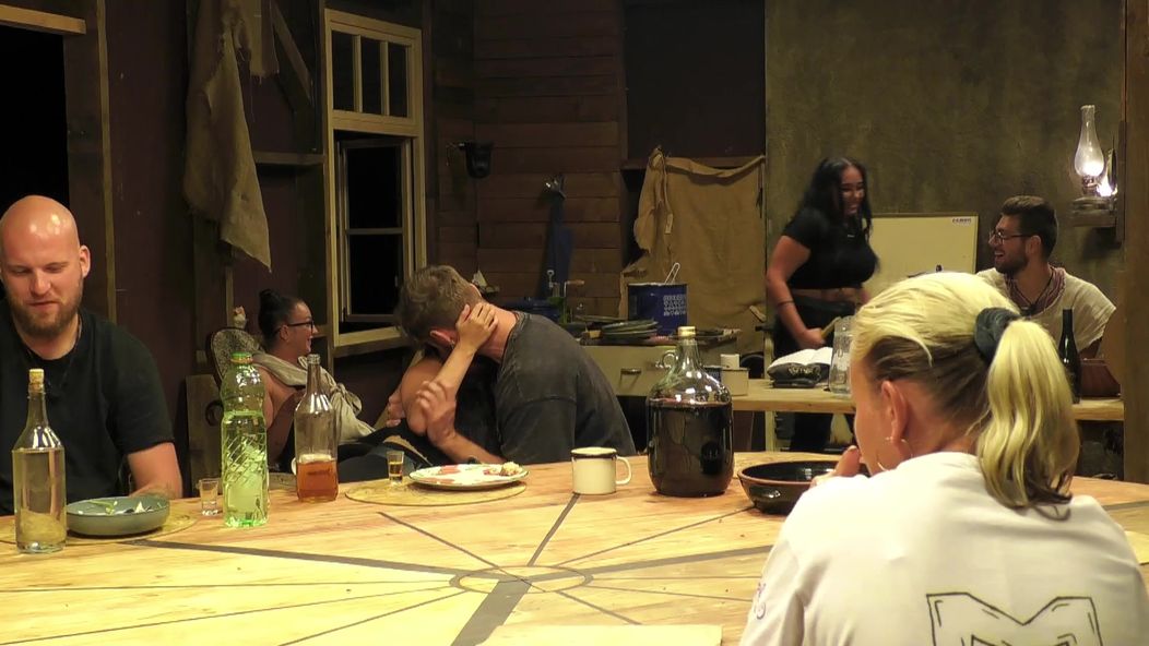 Denis a Azra sa vášnivo bozkávajú