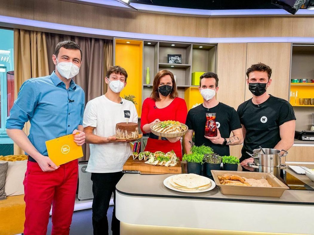 Martin Klinčúch v Teleráne dostal narodeninovú tortu.