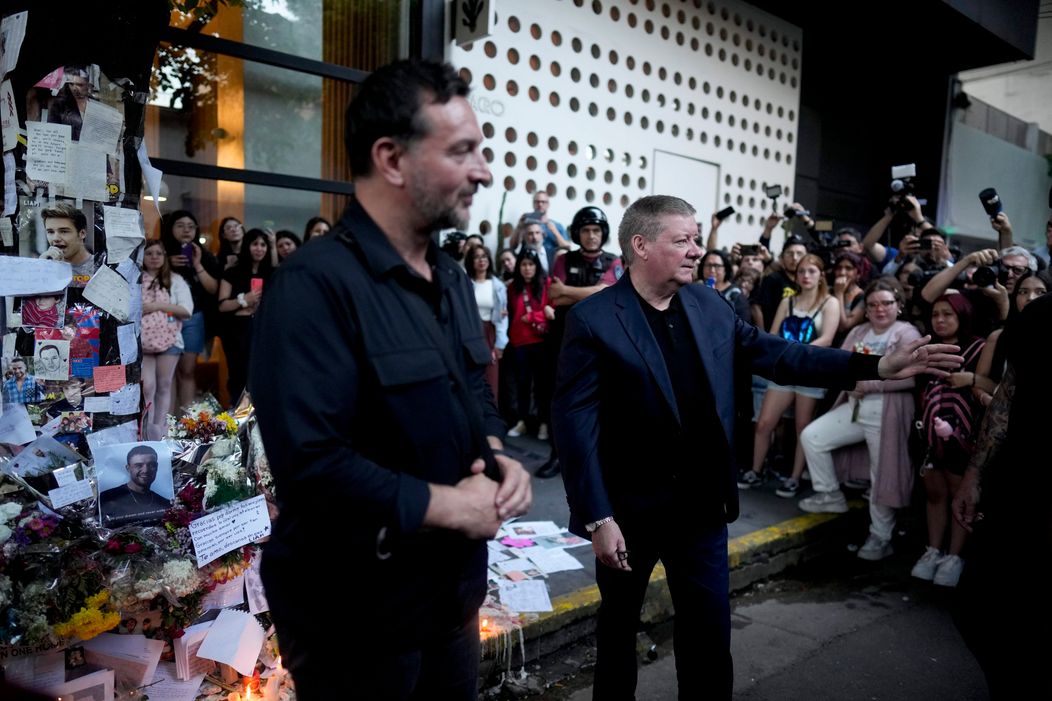 Otec Liama Paynea Geoff prišiel do hotela, kde zomrel jeho syn