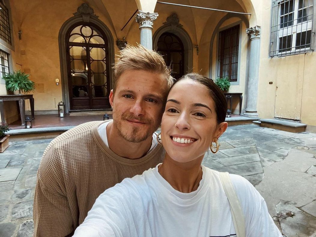 Herec Alexander Ludwig s manželkou Lauren.