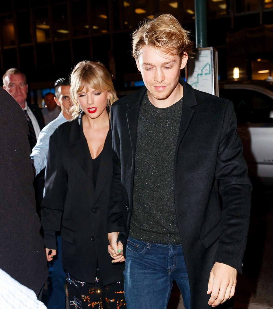 Taylor Swift a Joe Alwyn na jednom z mála spoločných záberov.