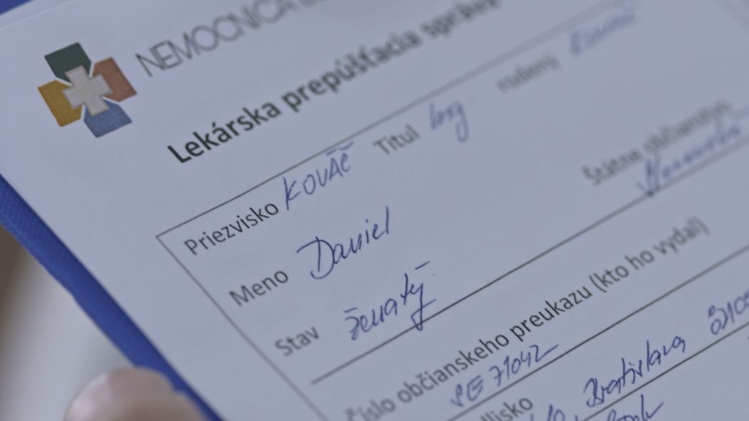 Lekár Fabián si niečo všimne.