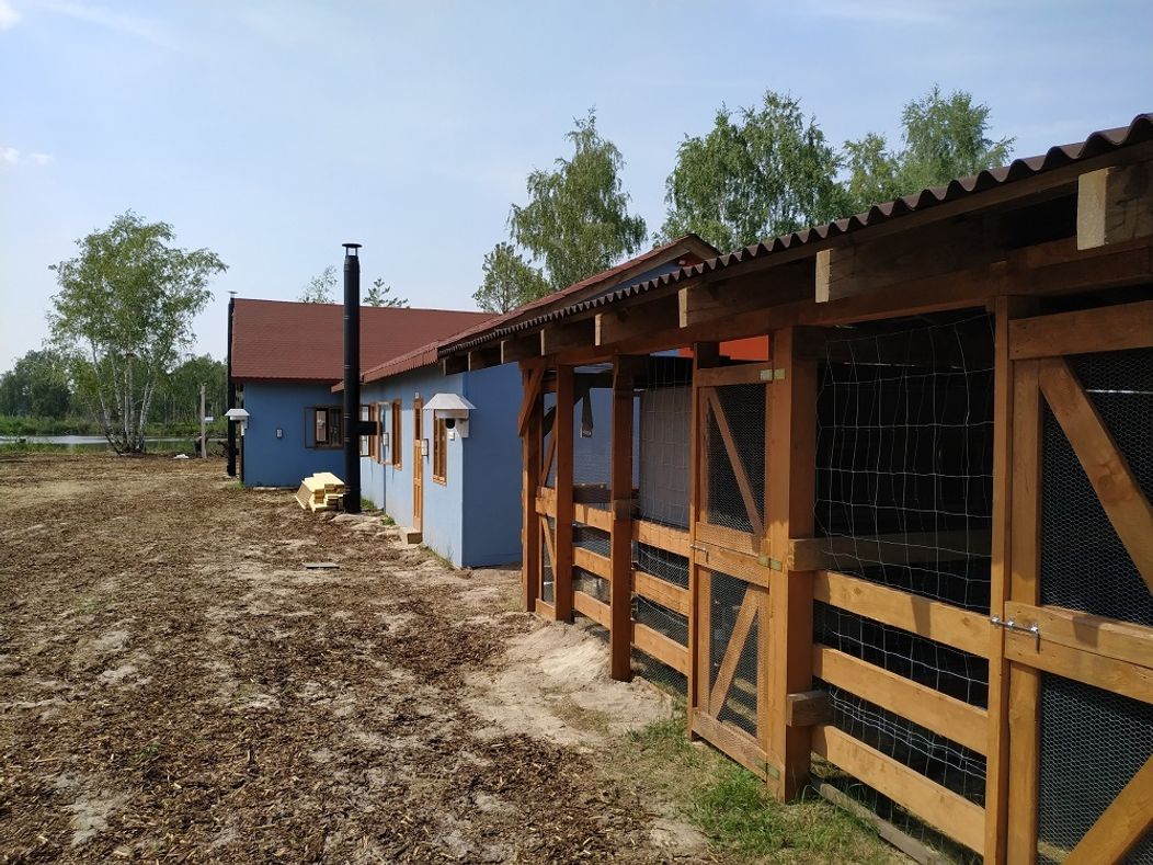 Západná časť Farmy s pohľadom na hospodárske budovy