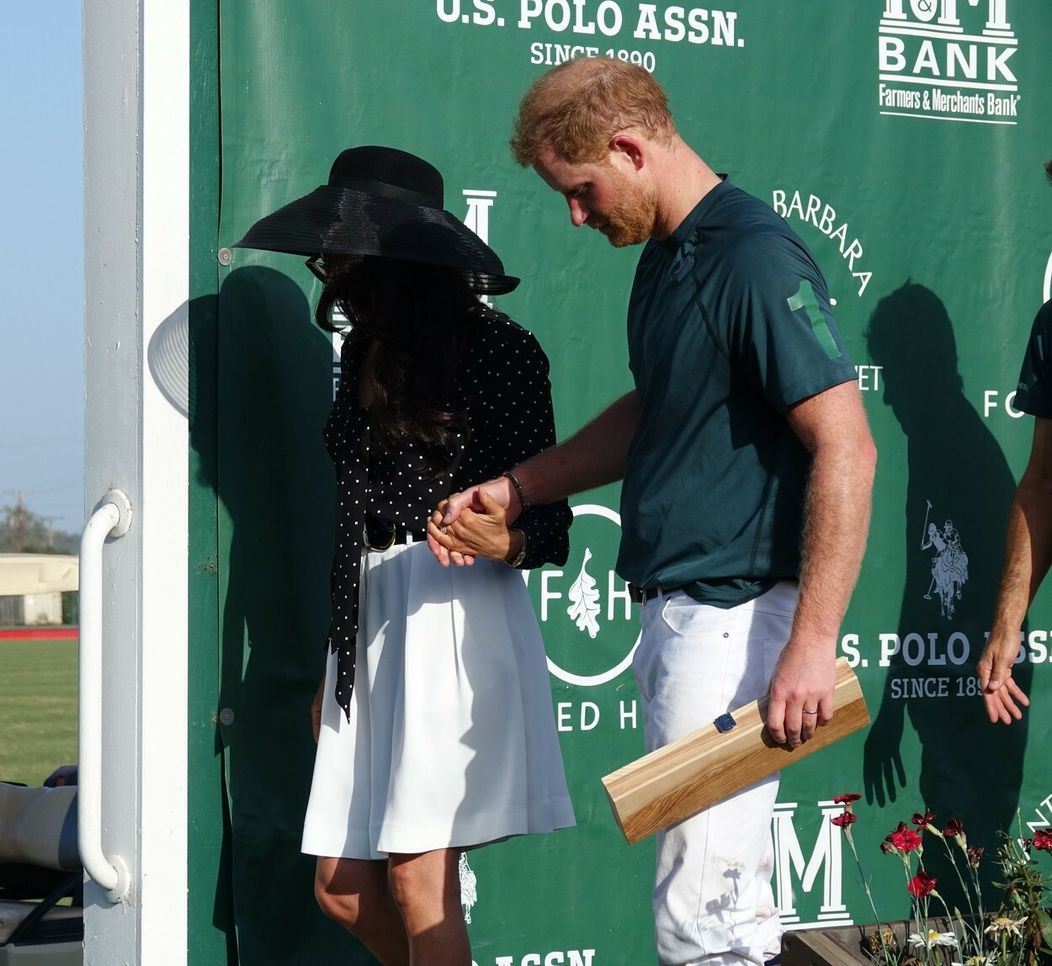 Meghan podporila princa Harryho na turnaji v póle