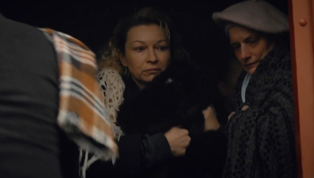 Adela sa pri pohľade na mamu odchádzajúcu v transporte zrúti.