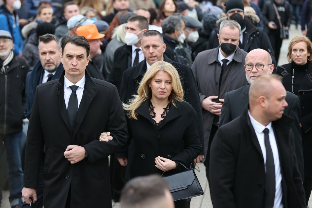 Prezidentka SR Zuzana Čaputová s partnerom na poslednej rozlúčke Mekyho Žbirku