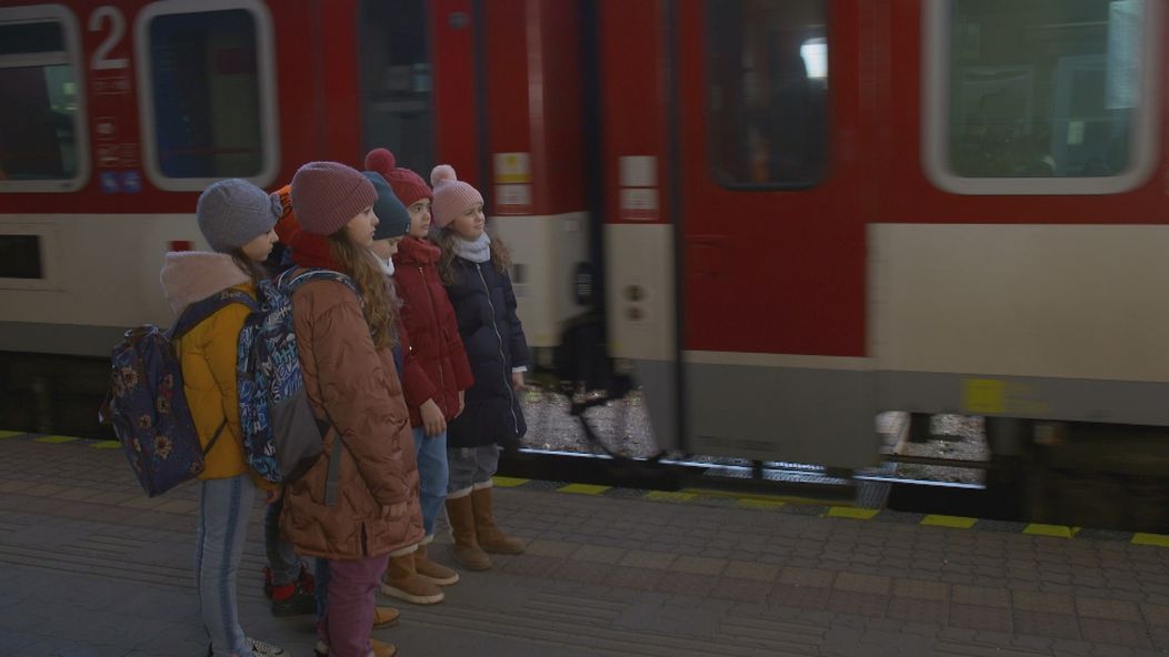 Deti sa prišli s Edom rozlúčiť na stanicu.