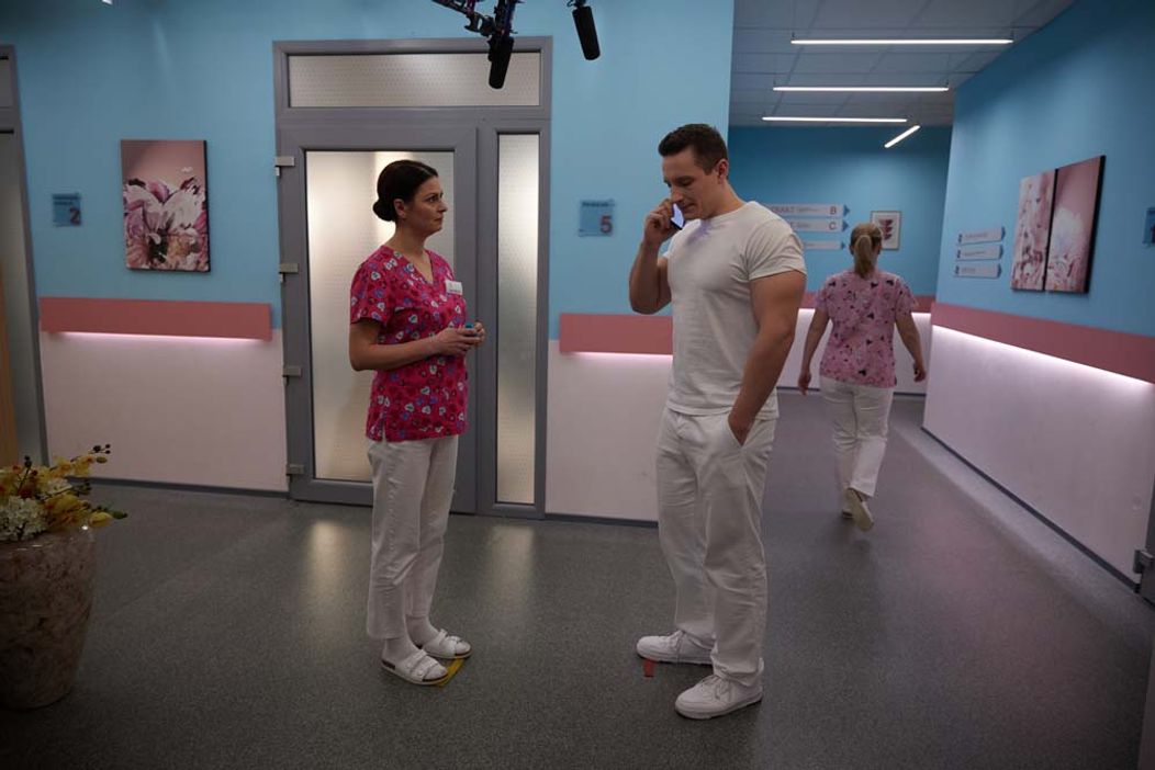 Do nemocnice prichádzajú medici