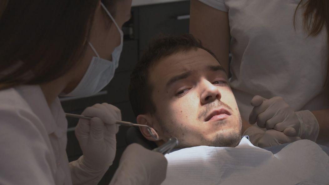 Edo sa bráni všetkými silami.