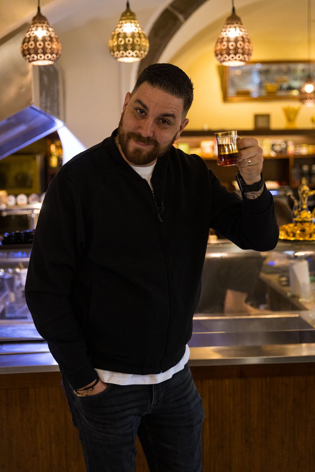 Martin Novák v reštaurácii Yalla Habibi v Banskej Bystrici