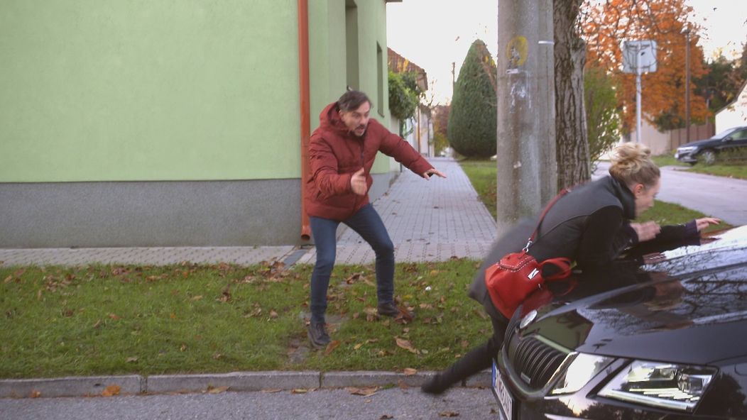 Peťu zrazí auto.