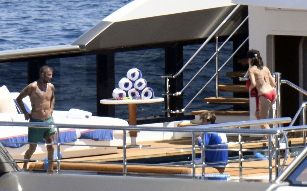 David a Victoria Beckham si užívajú dovolenku na jachte na Sardínii.