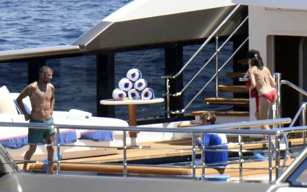 David a Victoria Beckham si užívajú dovolenku na jachte na Sardínii.