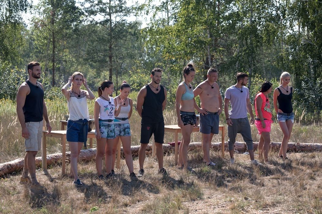 Medzi sebou si to rozdajú dva päťčlenné tímy