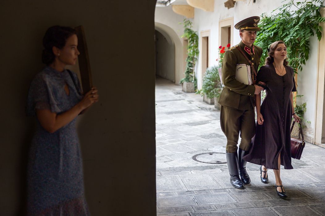 Kristína Svarinská, Jakub Švec a Lesana Krausková v seriáli Dunaj, k vašim službám