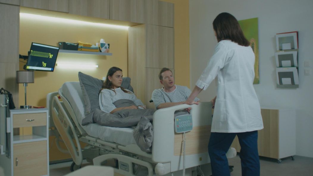 Andrej (Ján Koleník) zistil, že skleróza multiplex Júliinho (Sarah Arató) brata sa nezhoršuje.