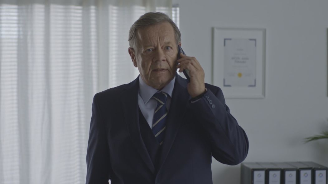 Bednár je, zdá sa, iba bábkou.