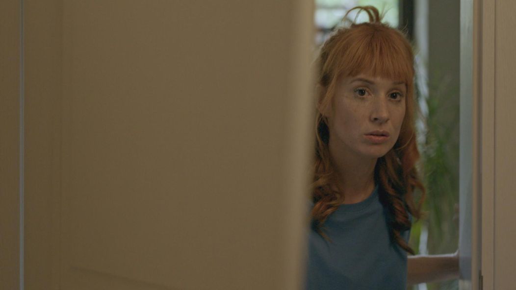 Nikol prekvapila Adama v kúpeľni v tej najnevhodnejšej chvíli.