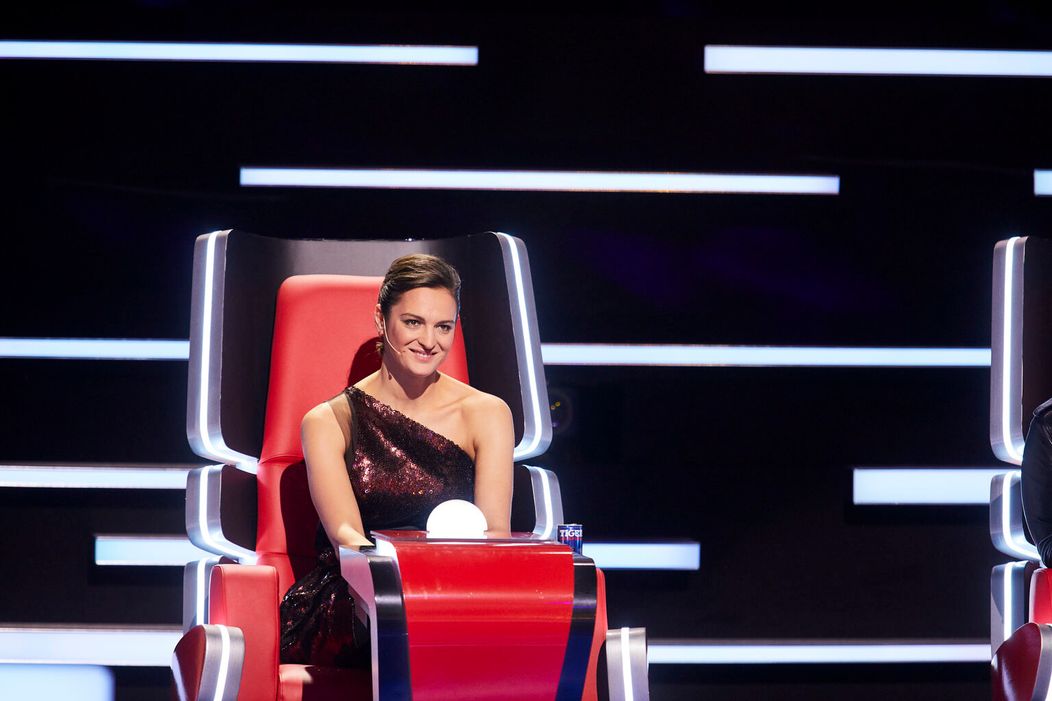 7. čierne šaty s jedným rukávom