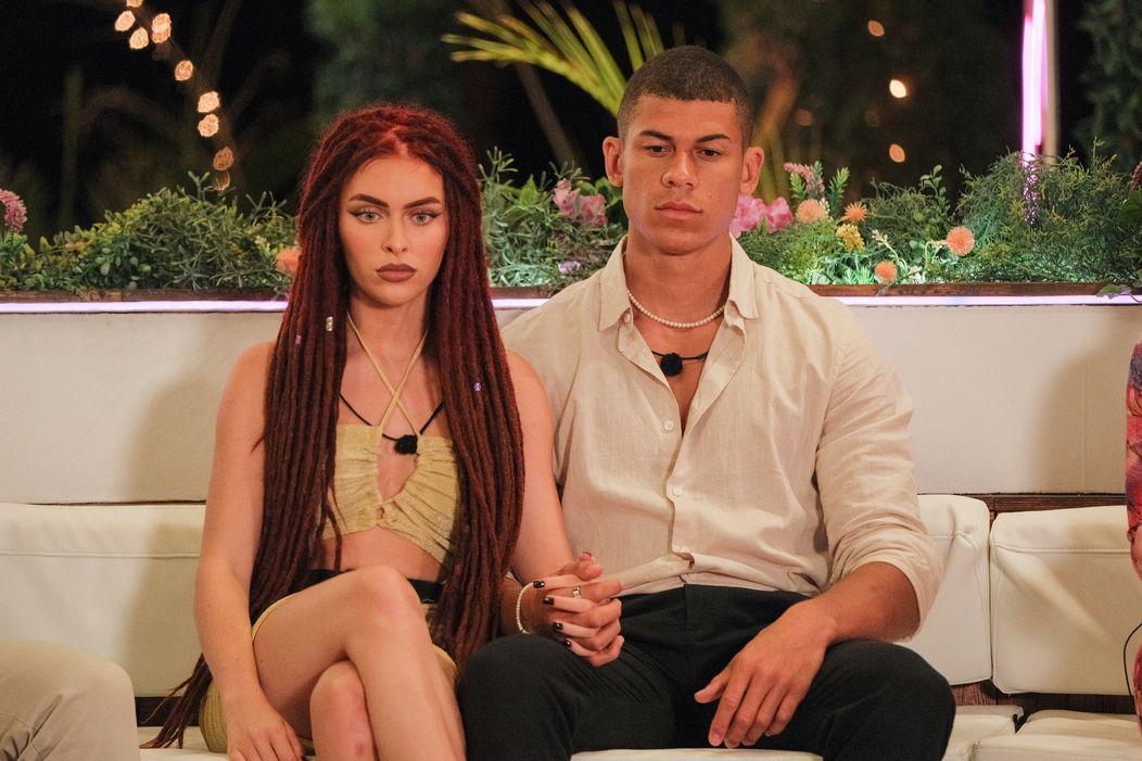 Ostrovania mali pri ohnisku určiť pár, ktorý má najmenšiu šancu na úspech.