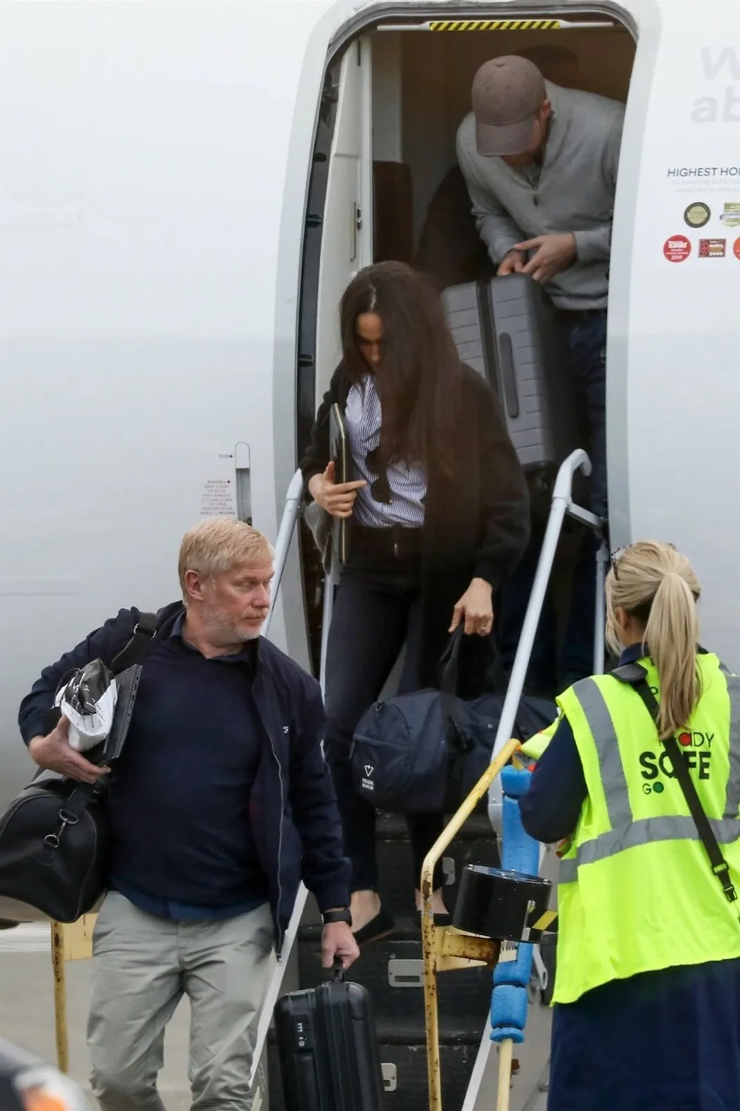 Meghan a Harry už cestujú ako bežní smrteľníci.